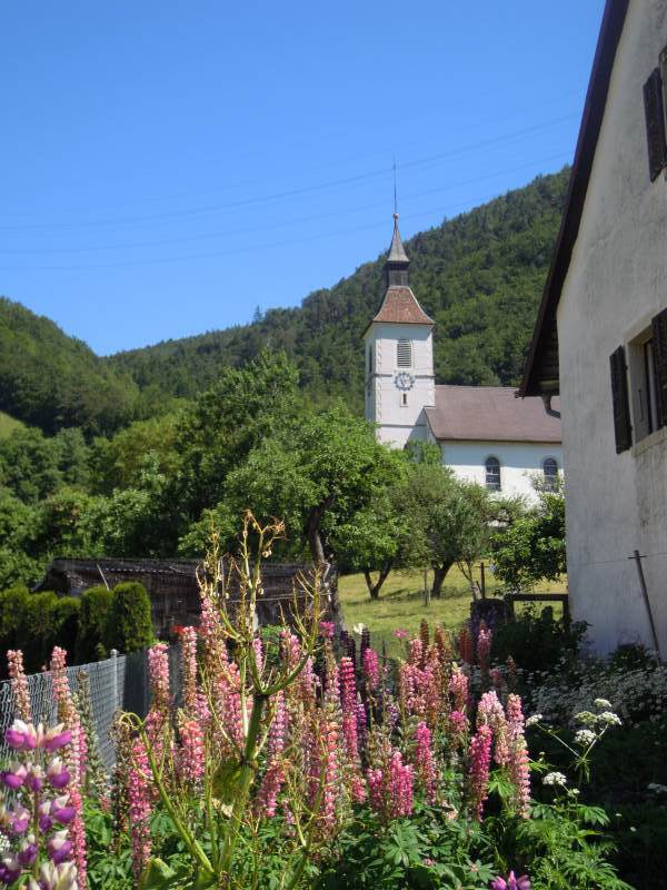 Soulce. Au-dessus de l'église, le col...
