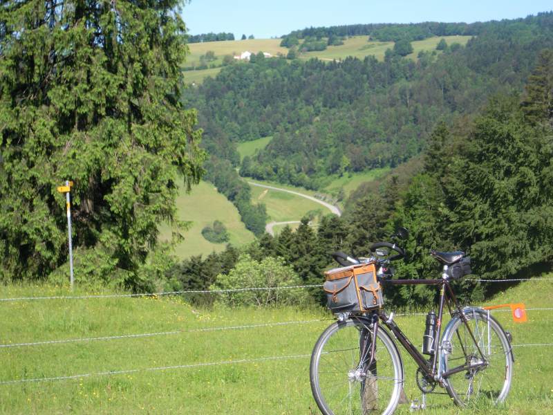 Col de la Caqurelle. Vue sur la route de St-Ursanne, qu'on appelle ici le "Petit Susten"