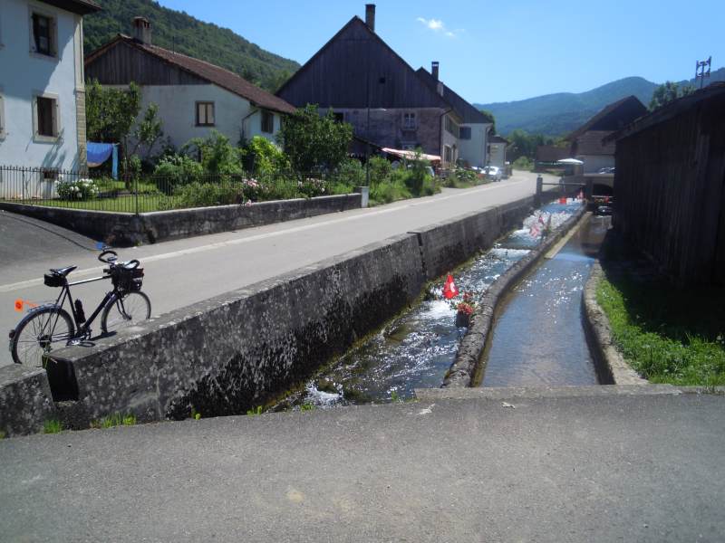 Soulce. C'est jour férié, et on a décoré l'acqueduc du moulin