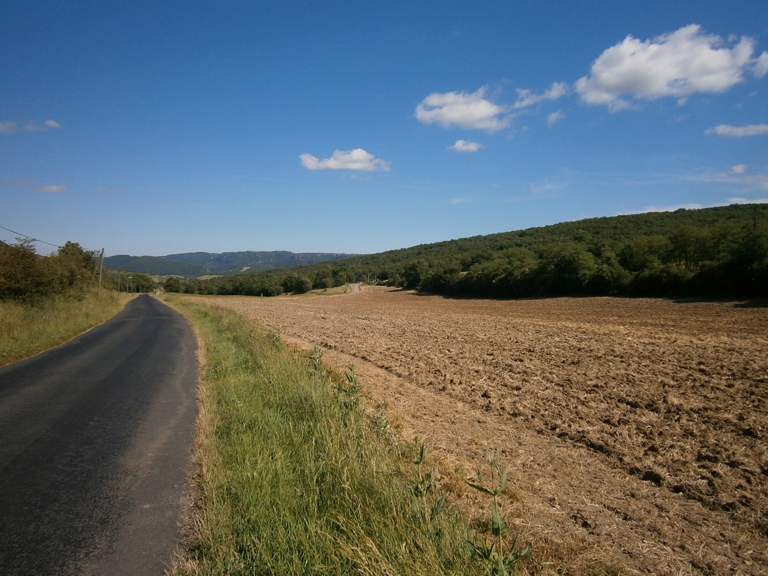 Le seuil de St Beaulize avant la plongée vers la vallée de la Sorgue