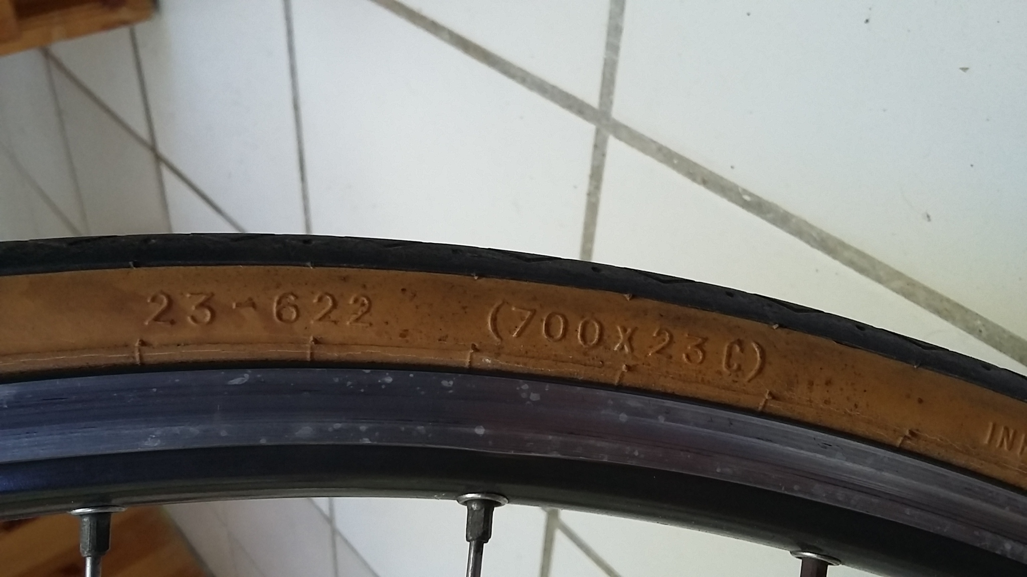 pneus marqués 23 - 622 (700x23C)