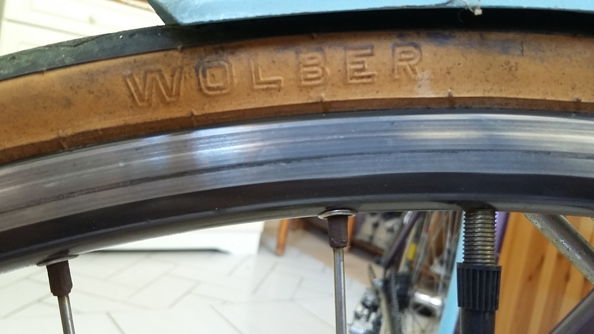 pneus Wolber, plutôt lisse, mon amis m'a dit que je devrait sûrement en changé à un moment sur 2400km... dois(je en emporter directement de rechange ? et des chambres à air ?