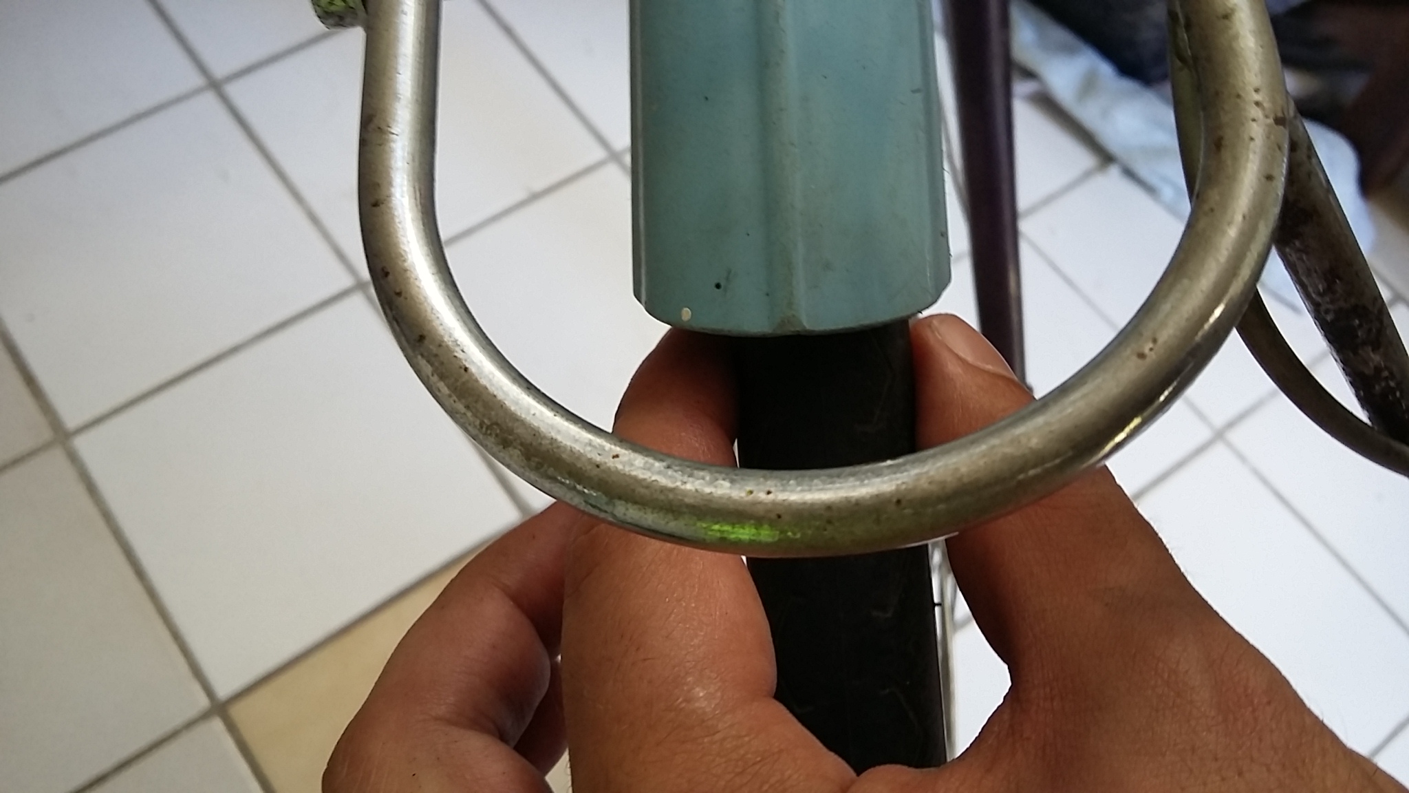 la roue avant avec ma main pour que vous voyez la taille des roues et des gardes-boues