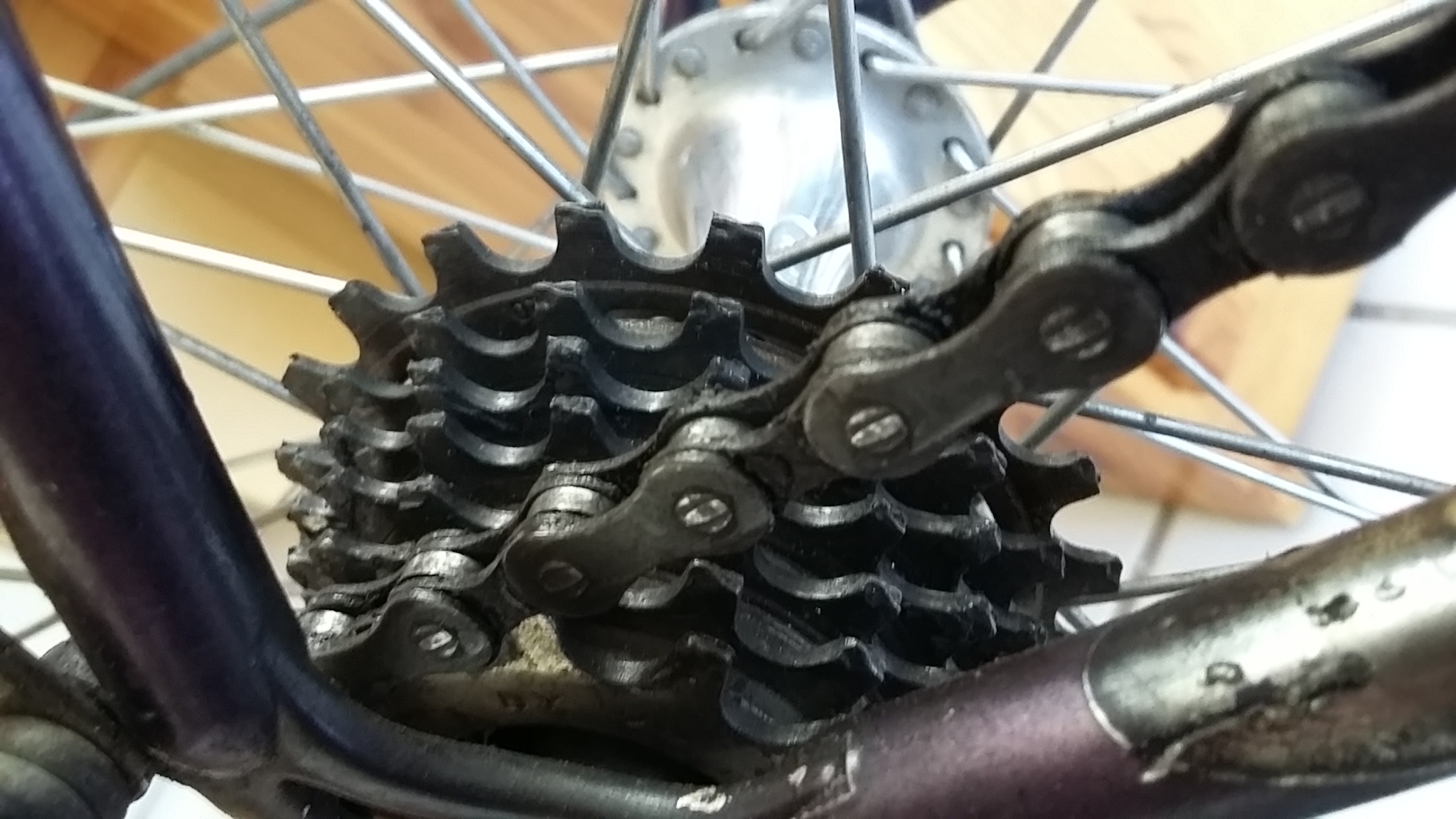 le dérailleur à l'arrière avec vue de la chaîne
