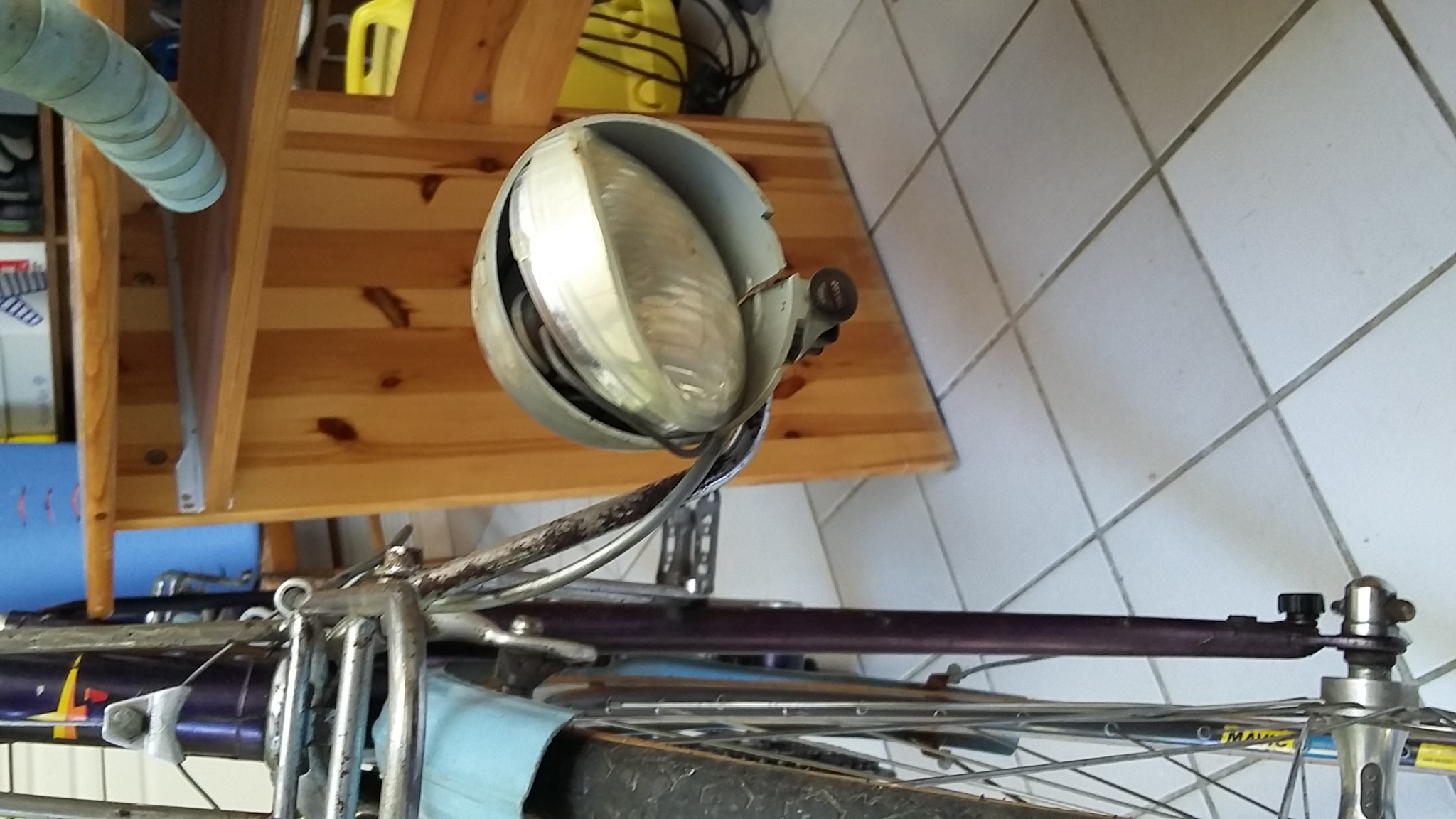 La lampe cassée, en soit c'est le plastique en bas qui est cassé, sinon ça se trouve l'ampoule est bonne