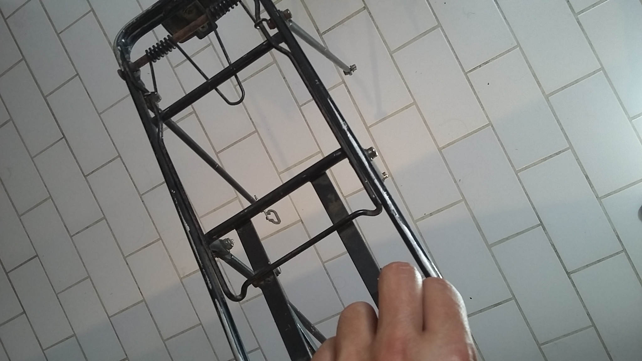 Le porte bagage qui m'a été donné pour remplacer l'autre. Qu'en penser ? ça m'a l'air plus solide