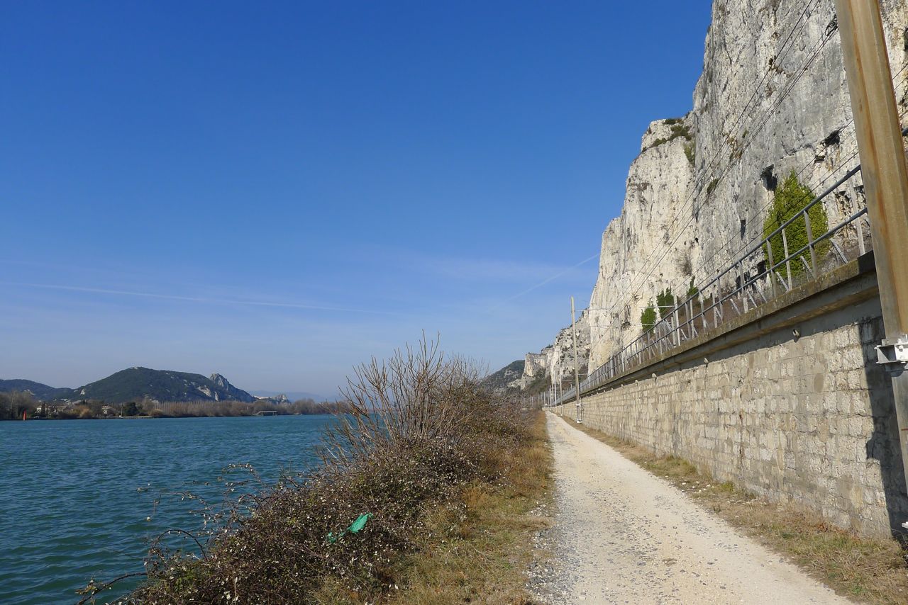 Chemin du Défilé de Donzère, rive gauche du Rhône.
