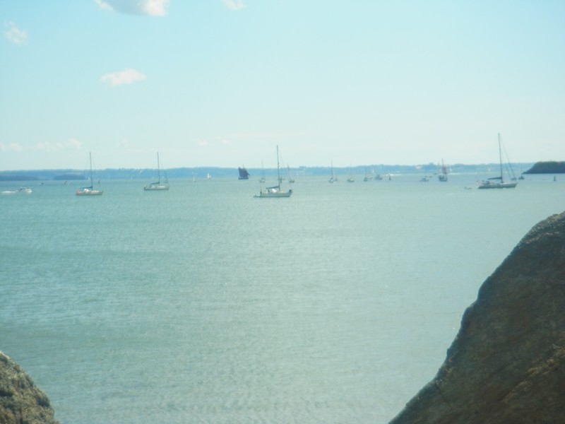 Quelques bateaux devant le Moulin Blanc
