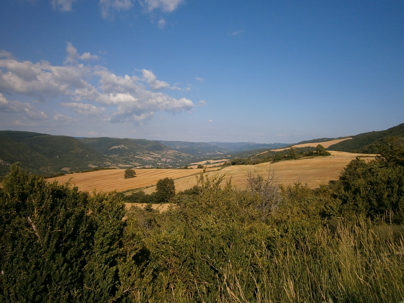 La vallée de la Sorgues avec au fond les falaises du Guilhomard