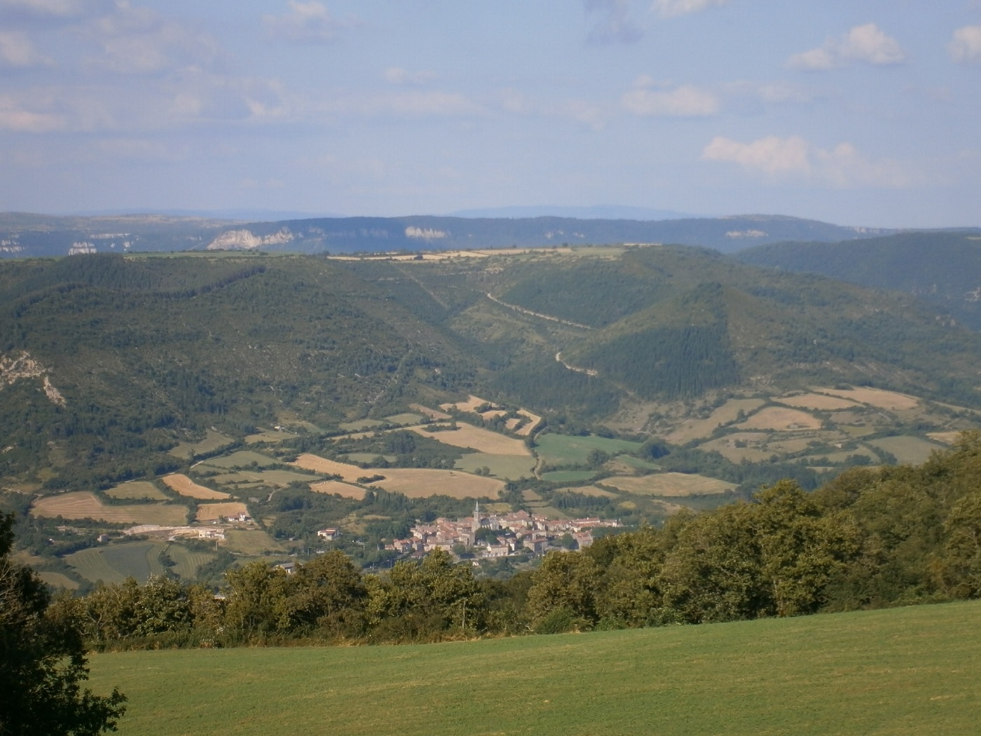 Le village de St Félix avec au fond la montagne du Linguas dans le massif de l'Aigoual