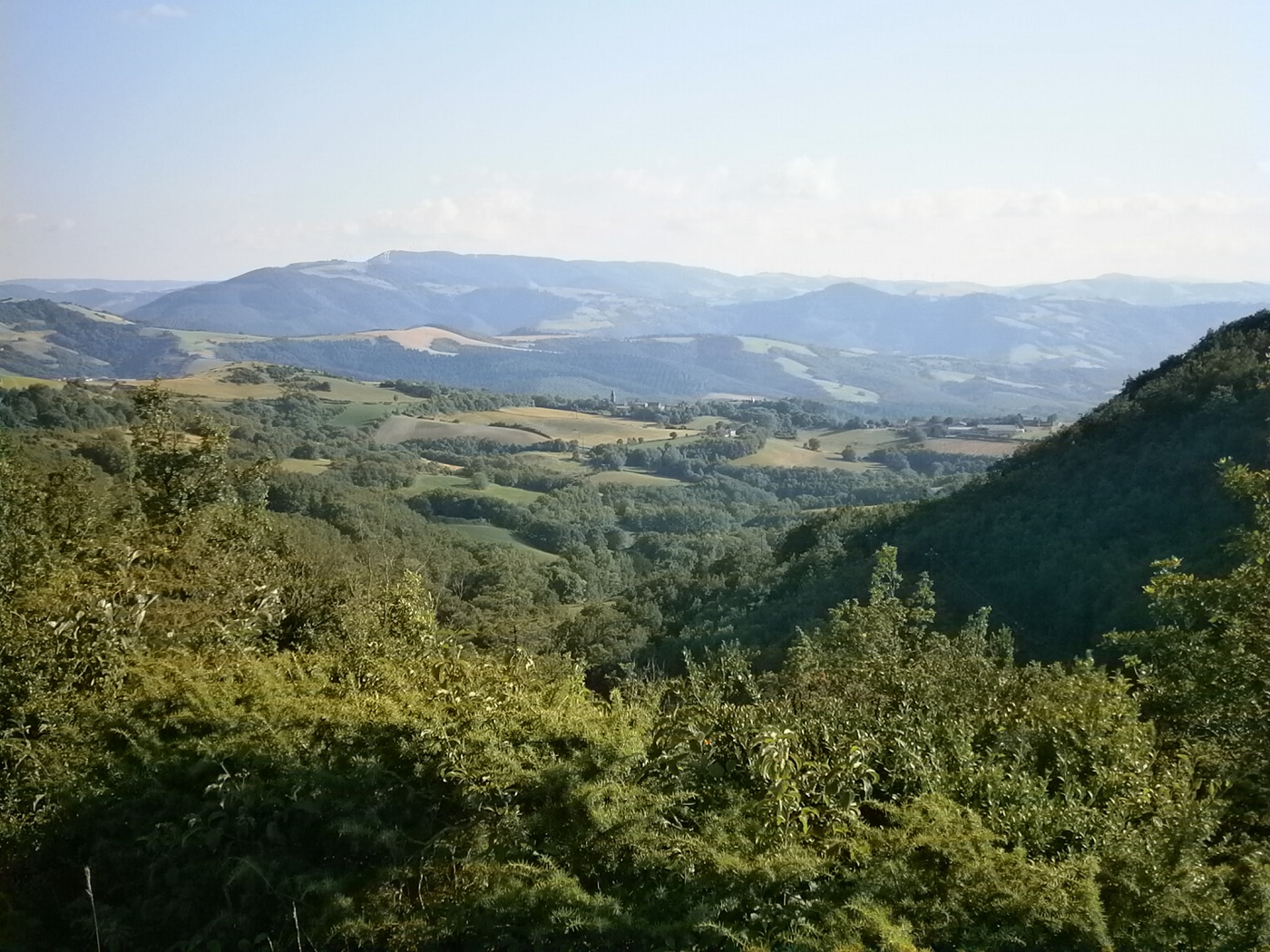 La descente vers la vallée du Grauzou avec le Mont Merdélou en arrière plan.  C'est le point culminant du Sud Aveyron à 1000m