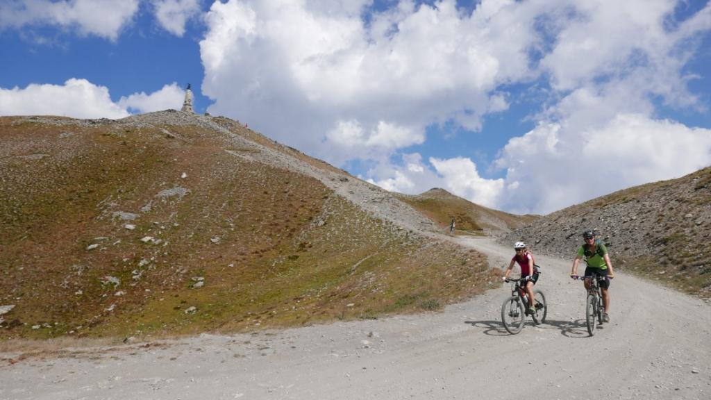 Route des Crêtes de Sestrières. Testa dell'Assietta Alti 2500 m