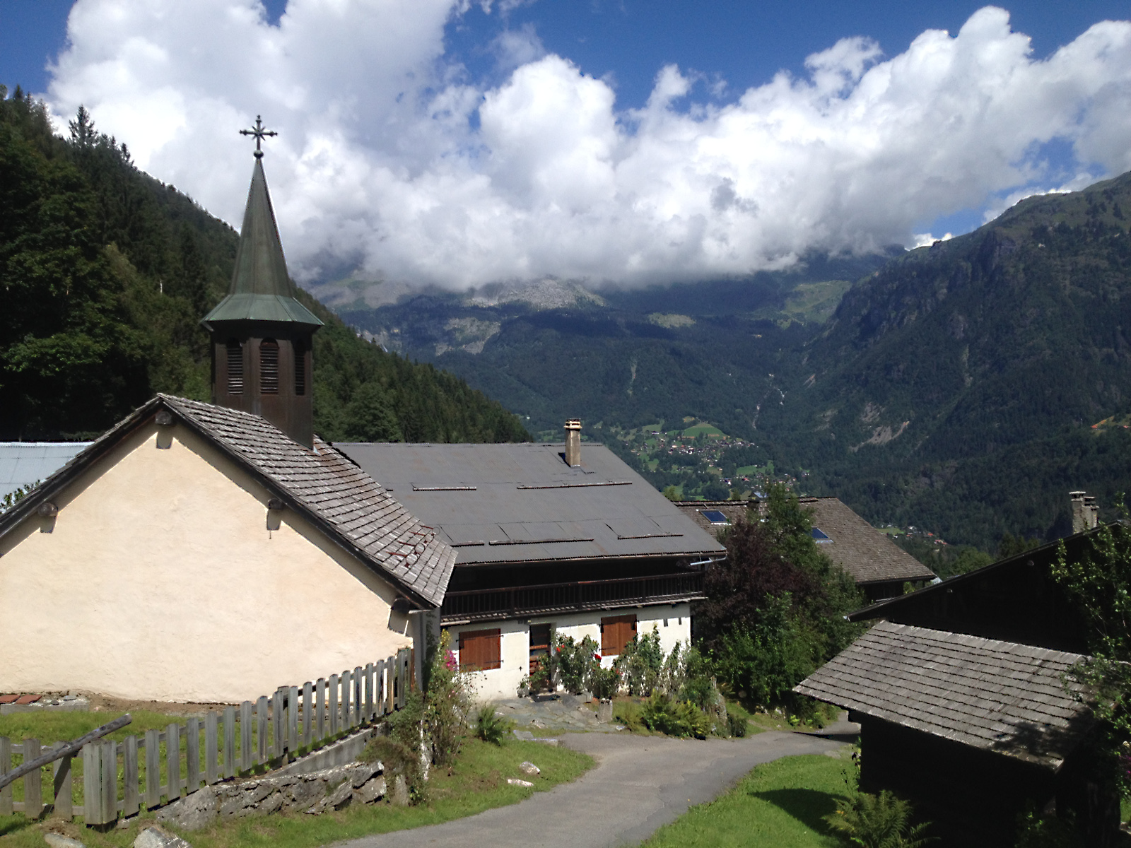 Hameau de Vaudagne. Servoz au fond.