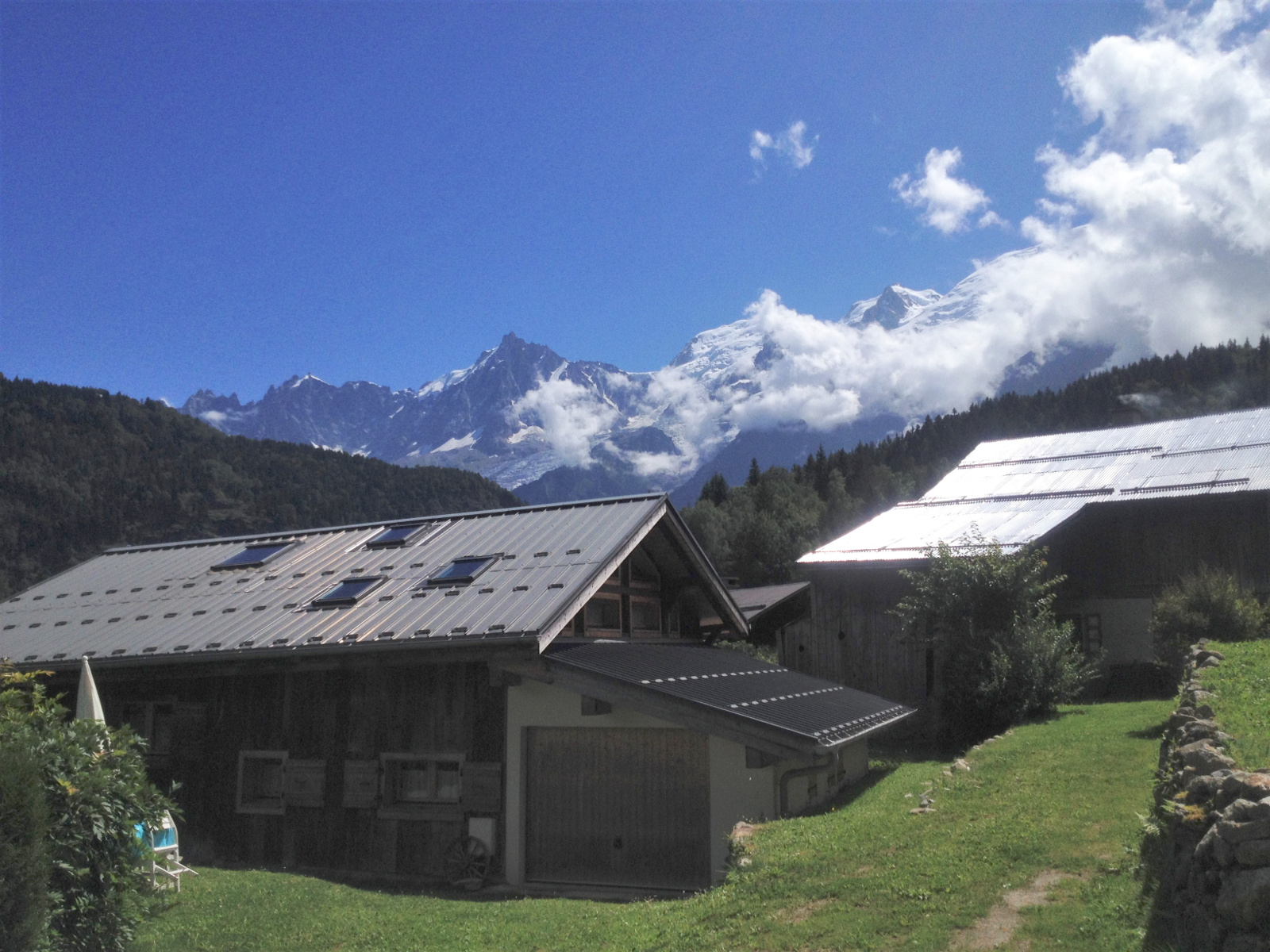 Chaîne du Mont-Blanc se découvre dasn la montée vers Les Houches