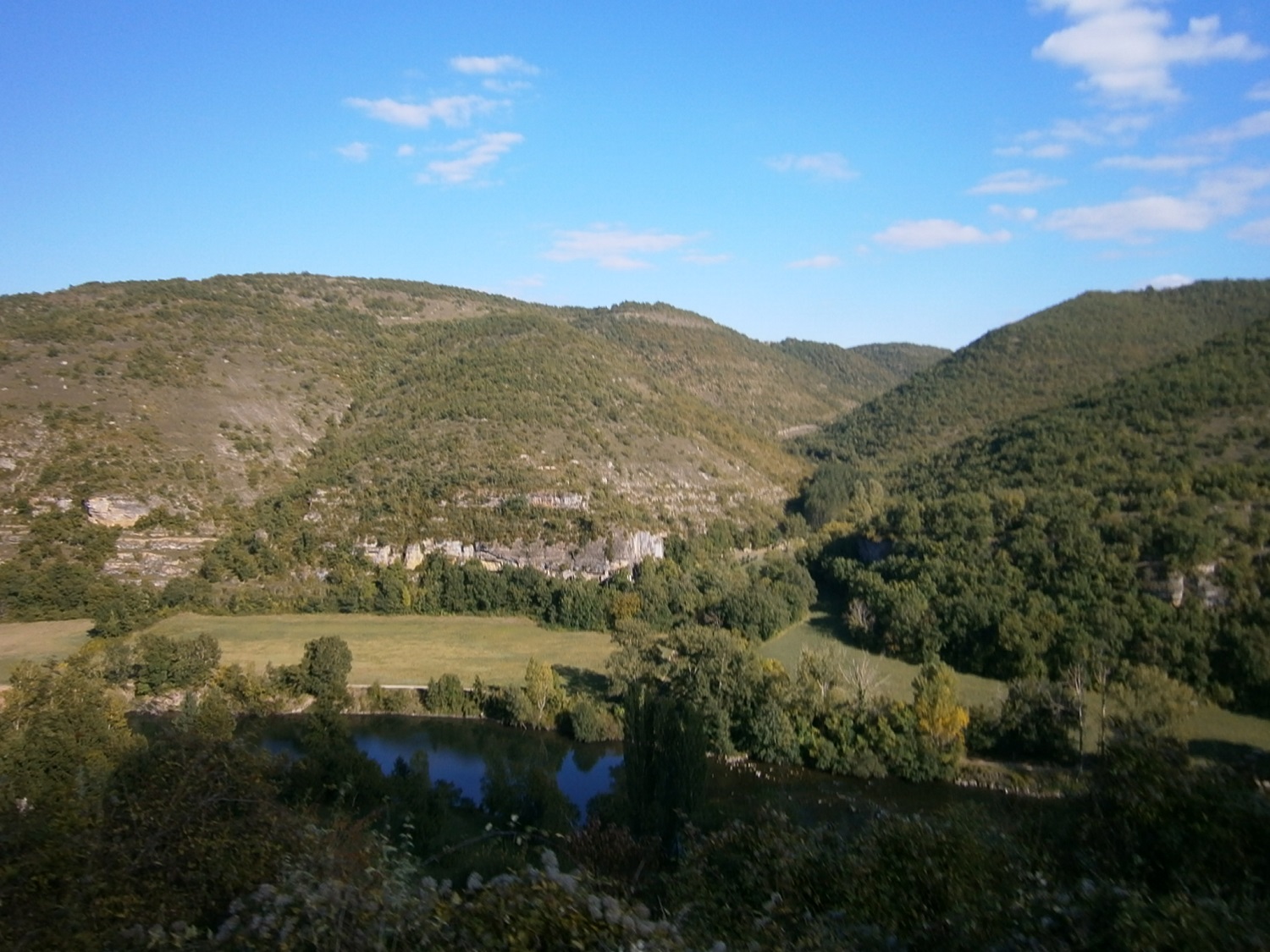 Le Tarn avec dans la falaises d'anciennes habitation troglodytiques