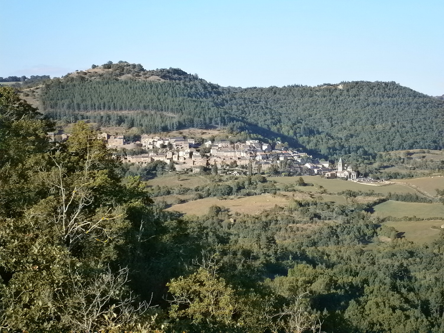 Le village de Montjaux à mi pente