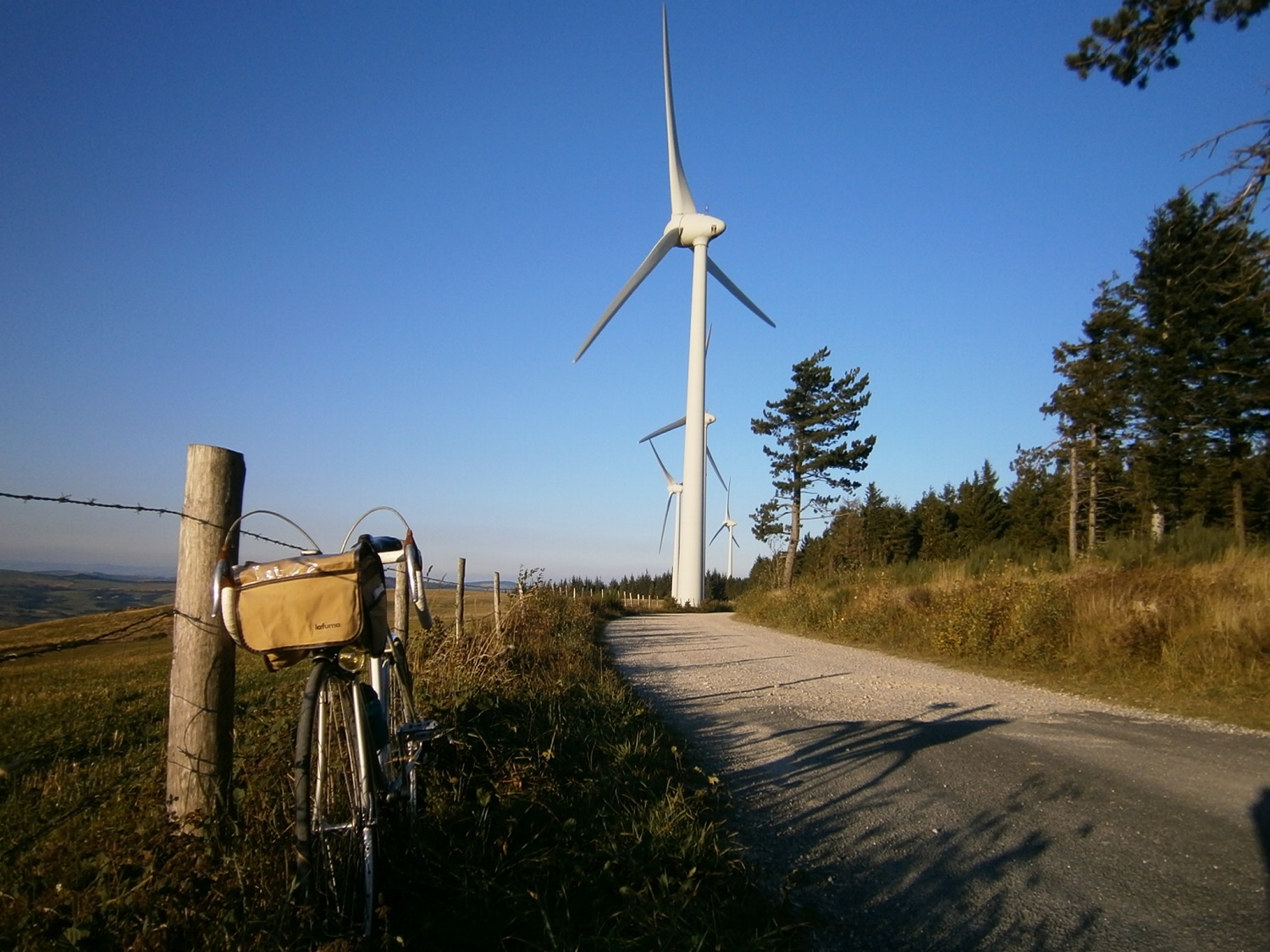 Une des dix ou onze éoliennes du col de Poulzinère