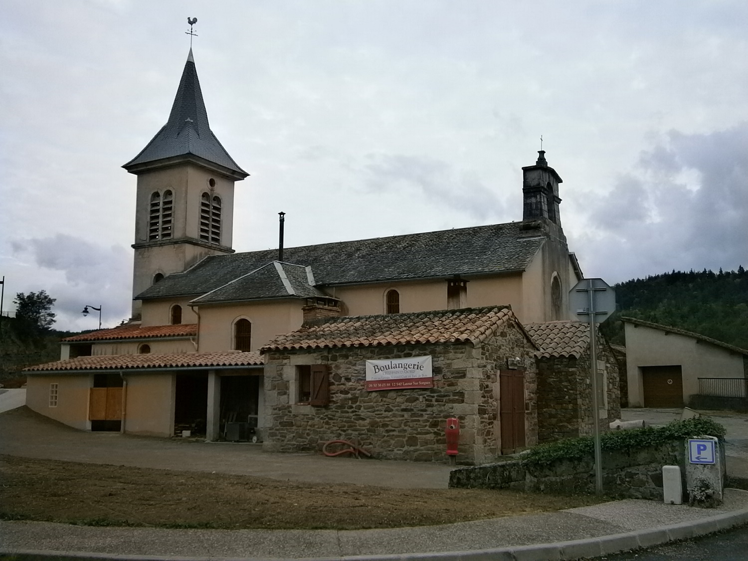 L'église et la boulangerie de Latour sur Sorgues