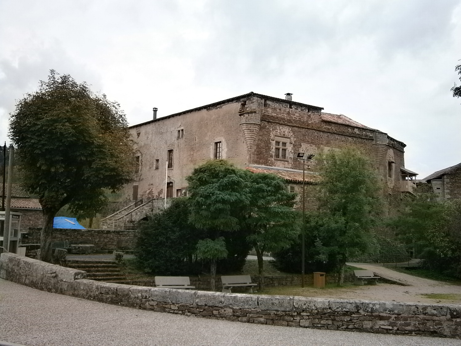 Le Château éponyme de Latour qui jusque dans les années 80 était un corp de ferme avec les brebis au rez de chaussé et l'habitation à l'étage.<br />La mairie à depuis racheté et restauré le château. On peu le visiter et y coucher car il y a des gîtes.
