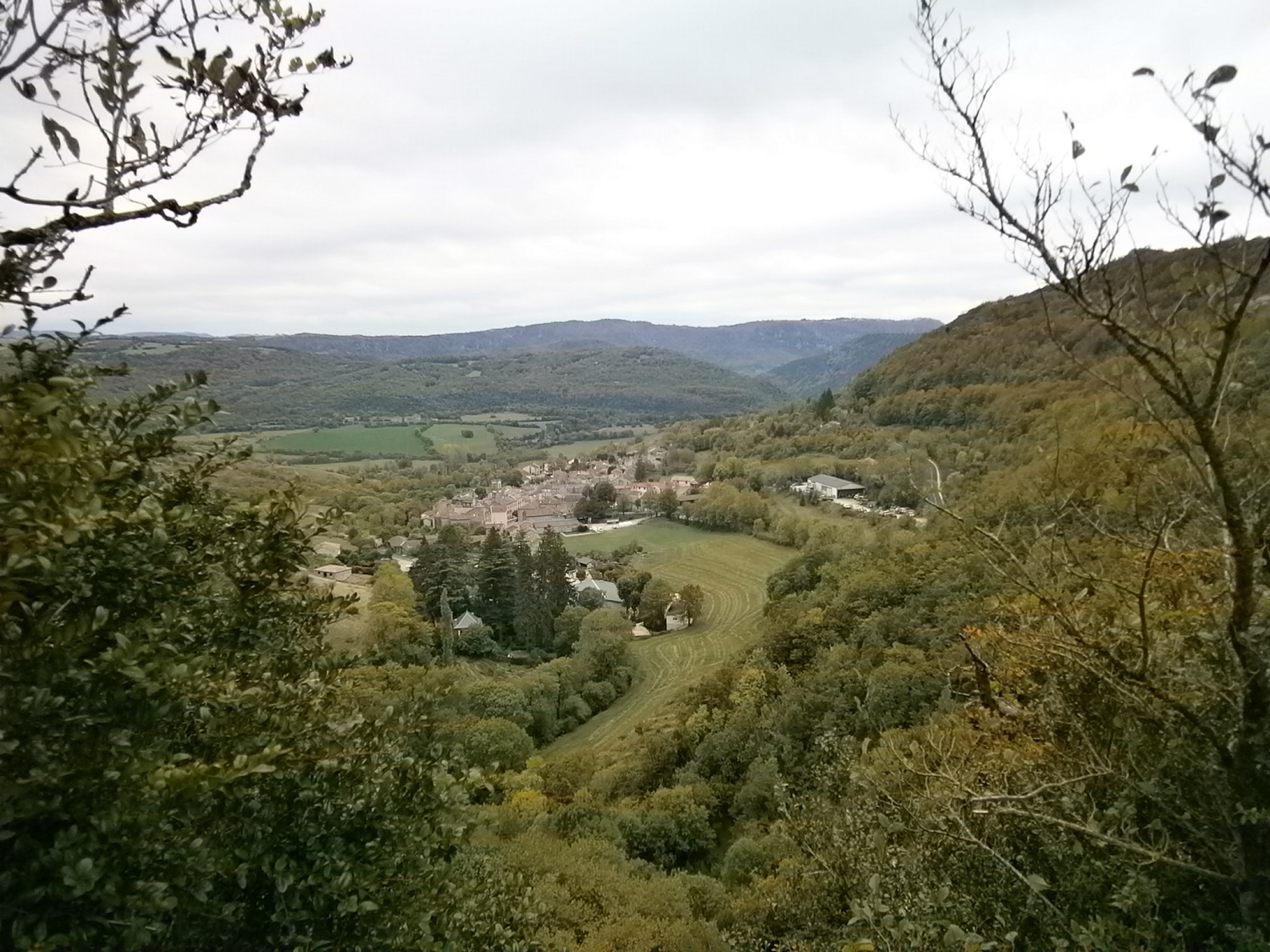 Le village de Cornus vu du belvédère à l'arrivée sur le Larzac
