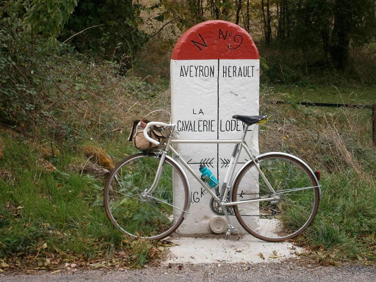 La belle borne départementale de l'ancienne Nationale 9 qui, initiative heureuse, à été repeinte comme à la grande époque.
