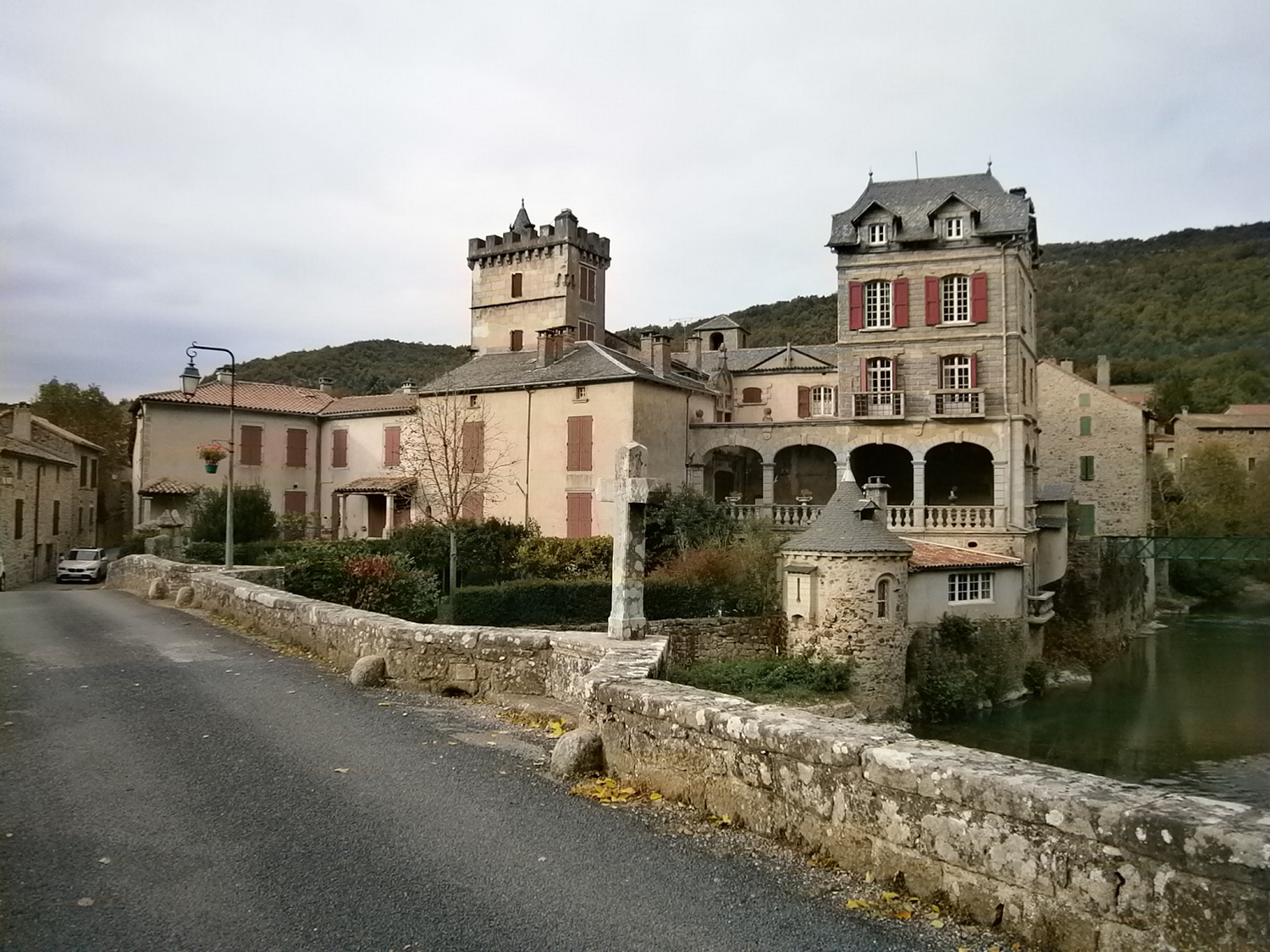 Une surprenante demeure dans le village de St Maurice de Sorgues.
