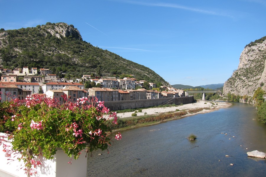 Anduze et chemin de fer du train touristique à vapeur