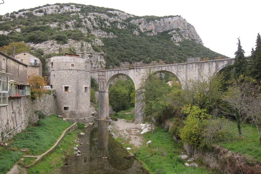 Le viaduc du chemin de fer enjambe le Vidourle