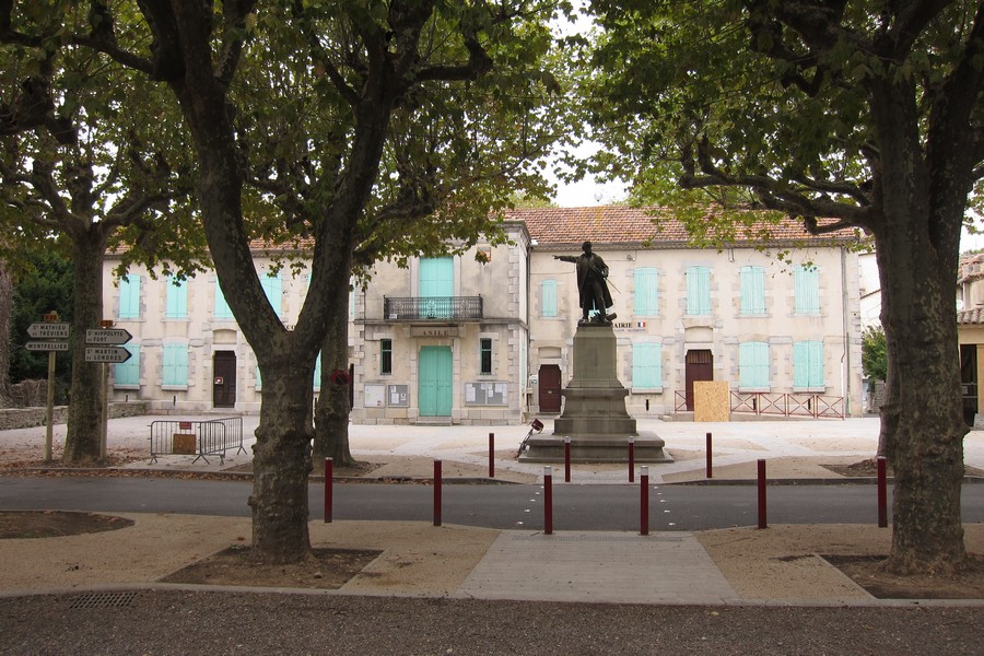 Place de la mairie et de l'église de Pompignan