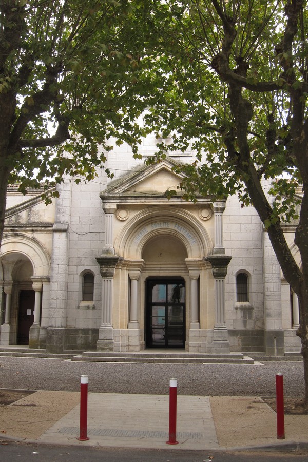 Liberté égalité sur le fronton de l'église de Pompignan
