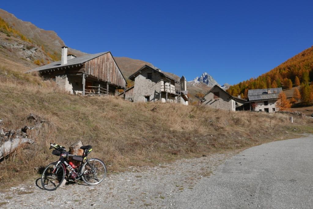 Au fond : Bric Bouchet, Italie