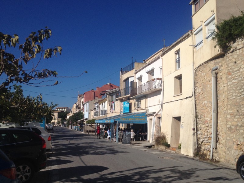 Sur le port de Bouzigues les terrasses sont pleines