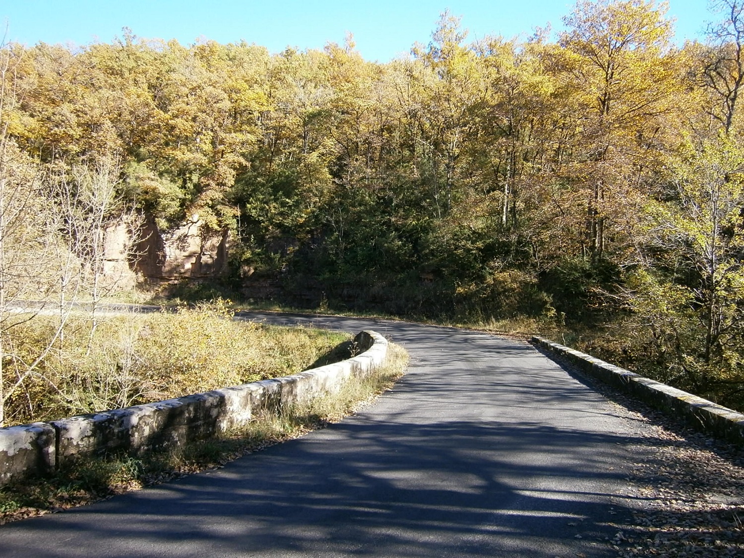 Une petite route comme une invitation à rouler