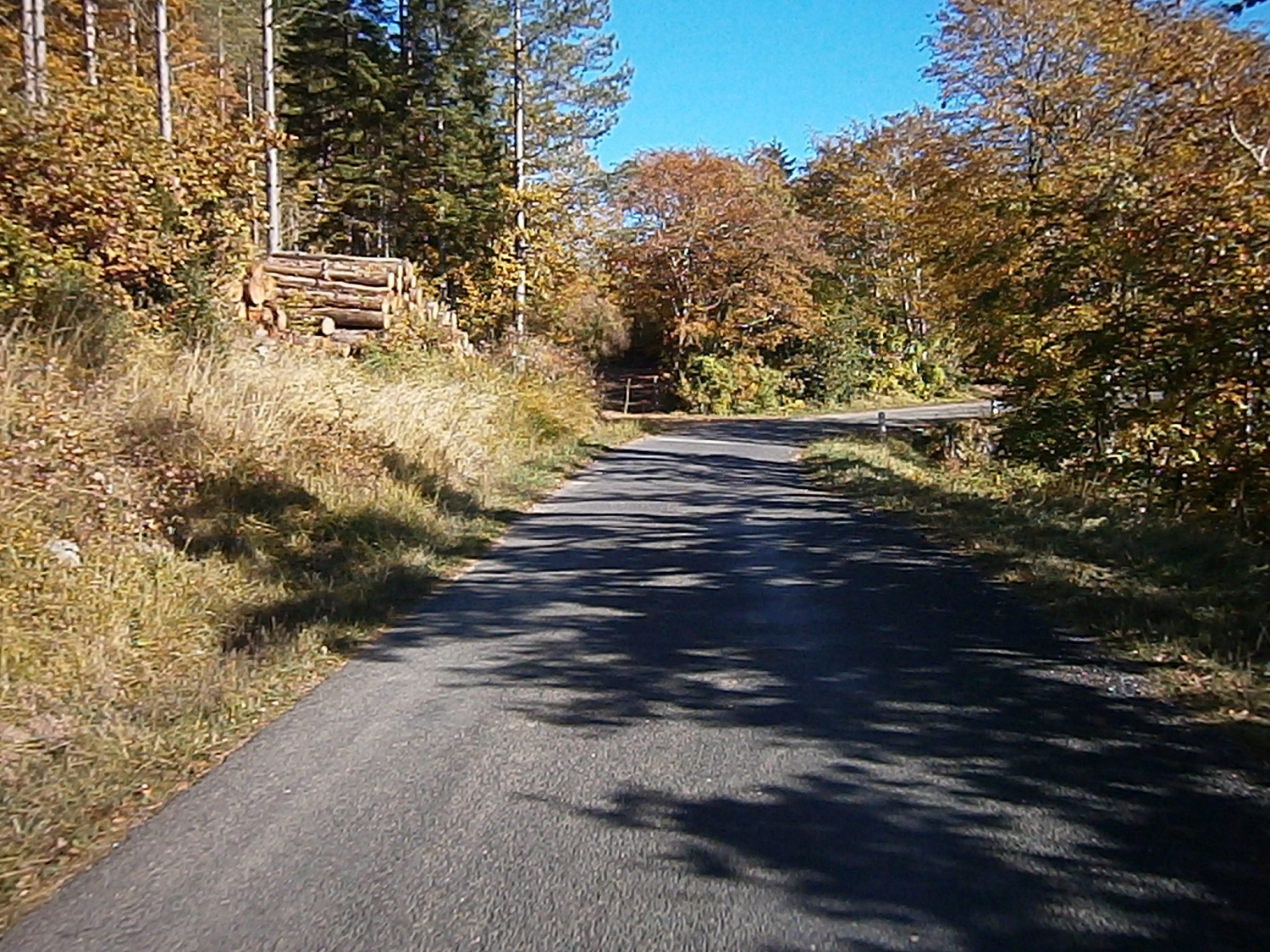 Petite route qui mène au col de Notre Dame