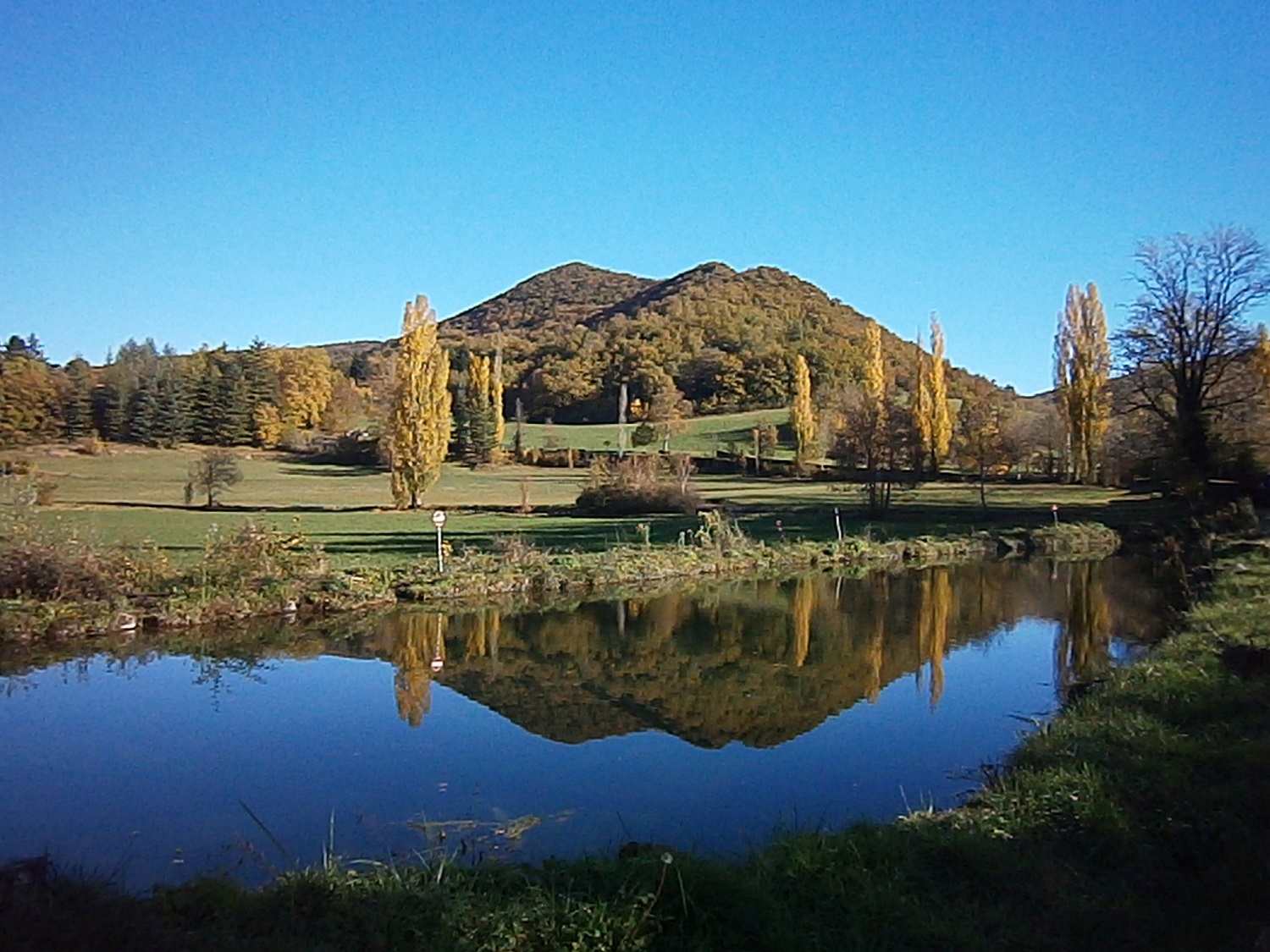 La retenue du moulin et à droite la vallée qui remonte vers le col de l'homme mort.