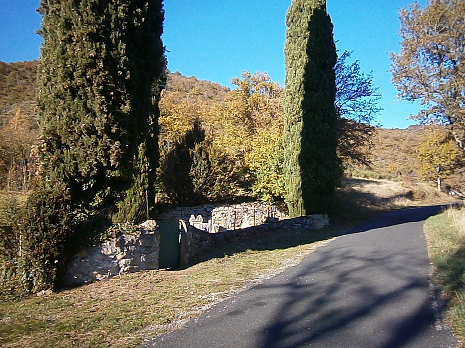 Un cimetière de poche au hameau du Mas Neuf