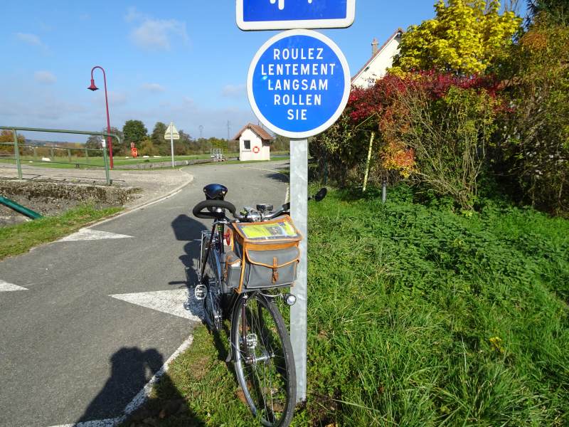 Dans le 90, z'ont pas de sous<br />pour réparer la piste cyclable, et ils font traduire leurs panneaux par Google !