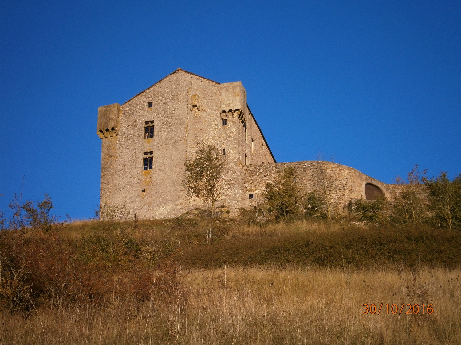 Une autre vu de cette forteresse qui est à peu près la seule du sud Aveyron à avoir à peu près gardée son aspect depuis le moyen age sans trop de fioritures de la renaissance.
