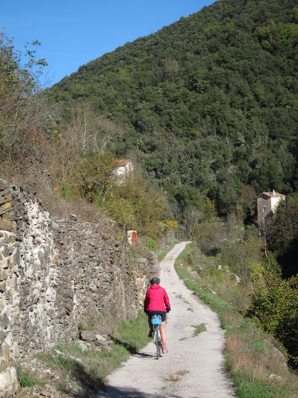 Nous quittons St Laurent par une minuscule route le long d'un ruisseau