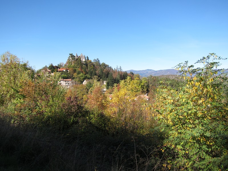 Arrivée à Montdardier. Au loin, la montagne du Lingas et le col du Minier