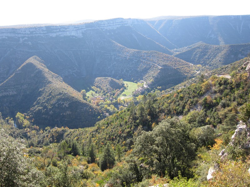 Célèbre méandre de la Vis et village de Navacelle