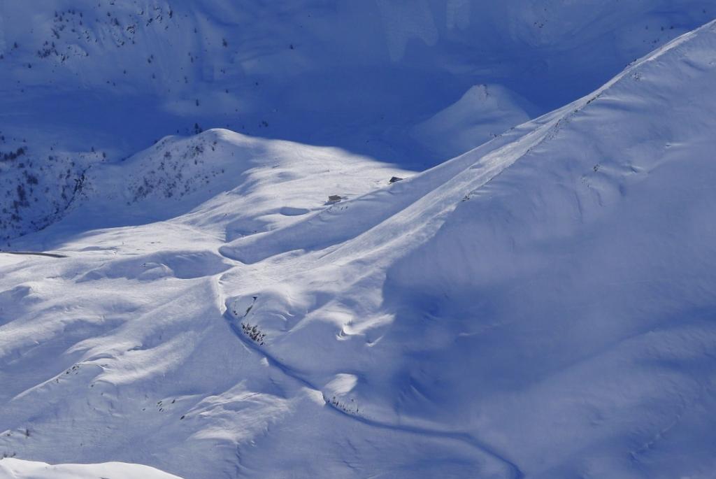 Col du Lautaret et route du Galibier encore apparente pour ces jours-ci. Dans quelques semaines elle ne se différenciera pas du reste de la montagne
