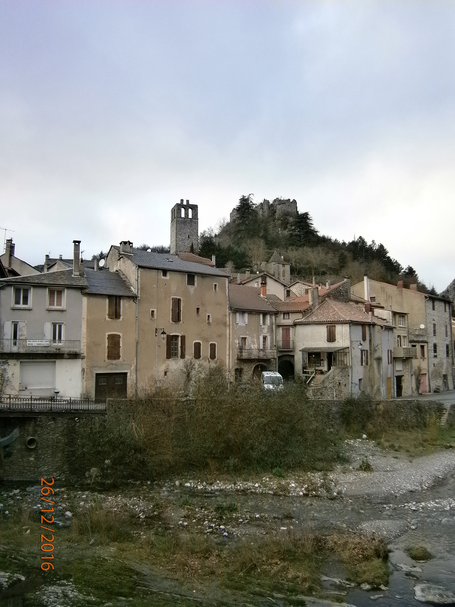 Le village de Brusque avec son château en ruine