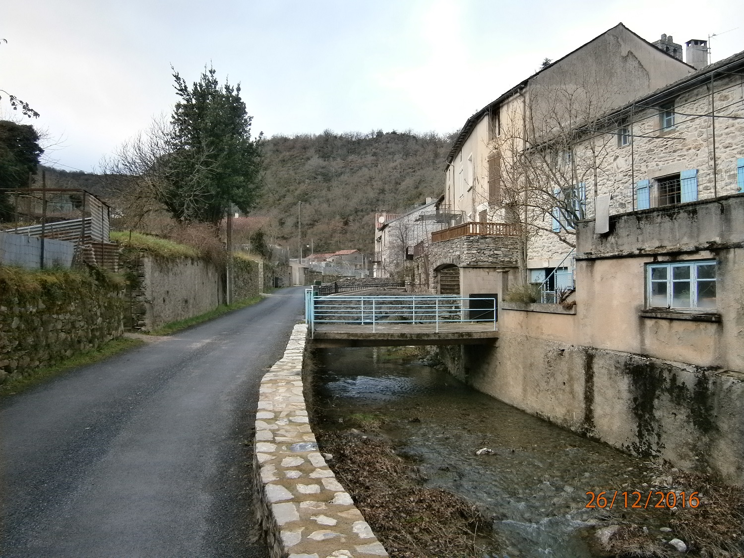 Le ruisseau du Sanctus sur la route de la Bessière