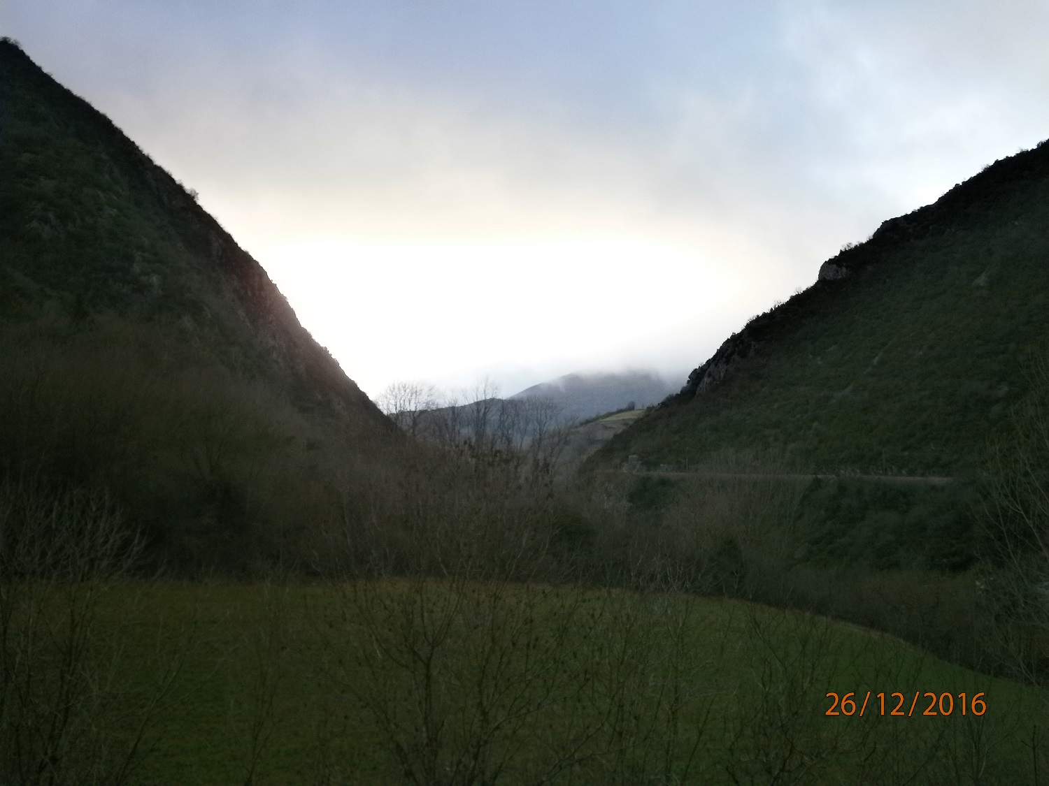 Je suis arrivé à temps pour surprendre cette trouée dans les nuages. Cette route de la Bessière est une des plus belle du sud Aveyron. Je l'ai dans les objectifs de 2017 il devrait y avoir de très belles photos.
