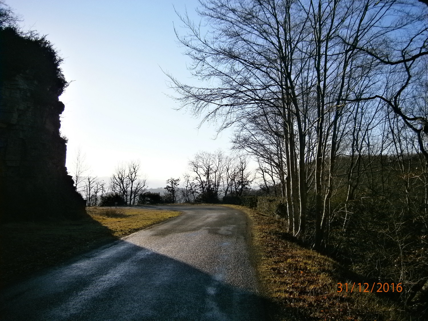 Descente sur Gissac dans une lumière cristalline