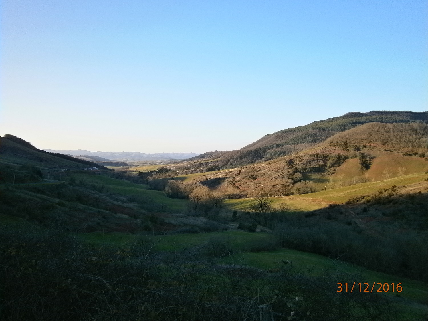 La vallée se partage équitablement entre l'ombre et la lumière. Manque de bol la route est du coté à l'ombre il va falloir se couvrir.