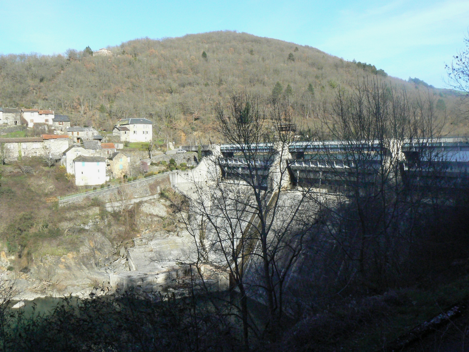Le barrage du même nom.
