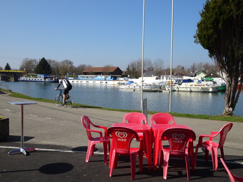 Dannemarie, la buvette du port