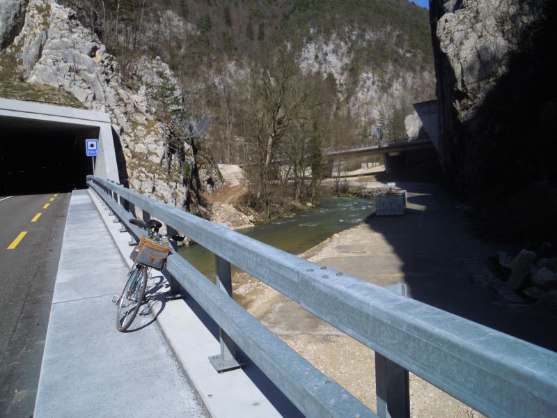 Route des gorges aménagée ; à l'arrière-plan, l'autoroute A16
